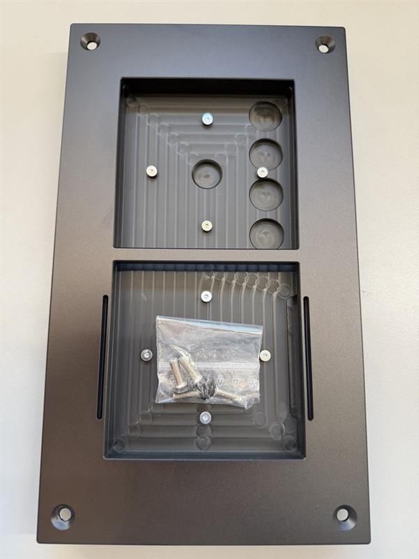 Montagekit Typ 2E für Loxone Intercom und CodeTouch mit Einzelrahmen Schwarz eloxiert EV6, ohne Gravur – Bild 2 von 2